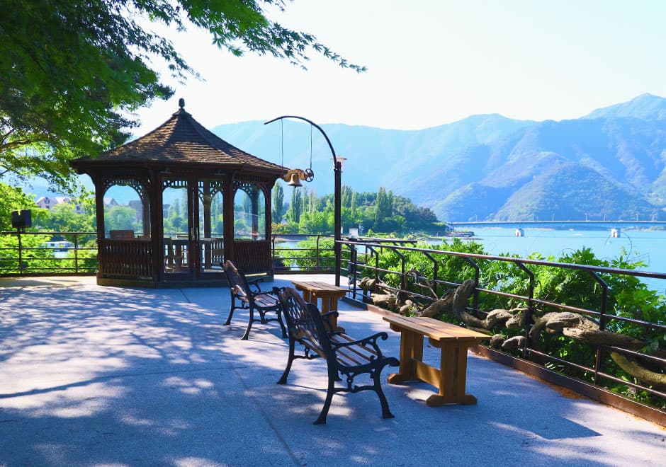 Relaxed Lakeside Facilities