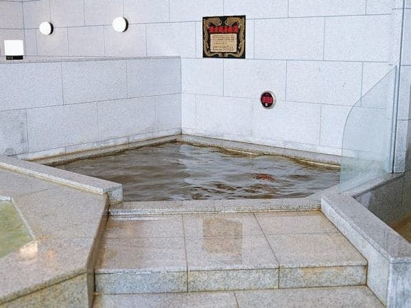 Open-Air Baths with Ample Rest Space