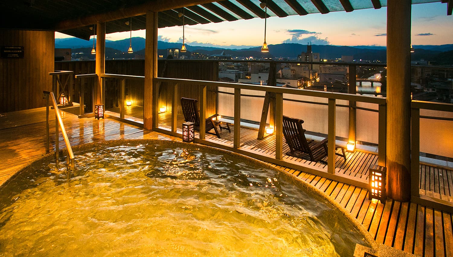 Open-Air and Private Baths Facing the Mountains