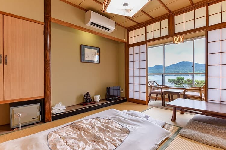 Rooms Facing the Sea