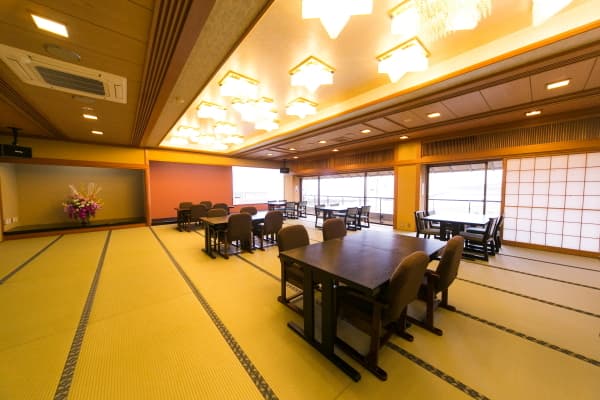 边赏海景边用餐
