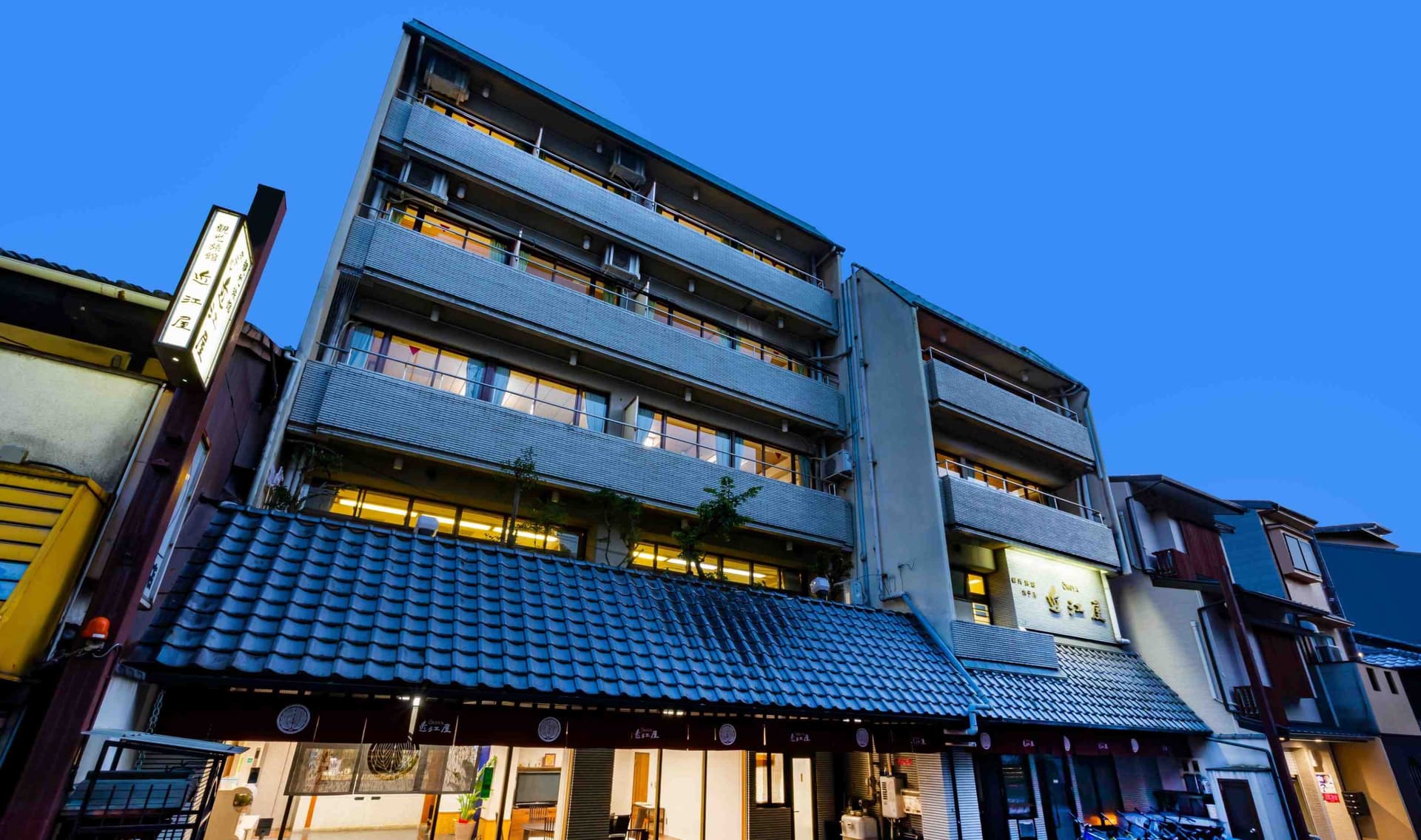 교토역과 동본원사 곁의 입지