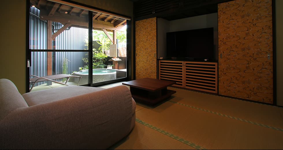 Open-Air Views Embraced by Forest