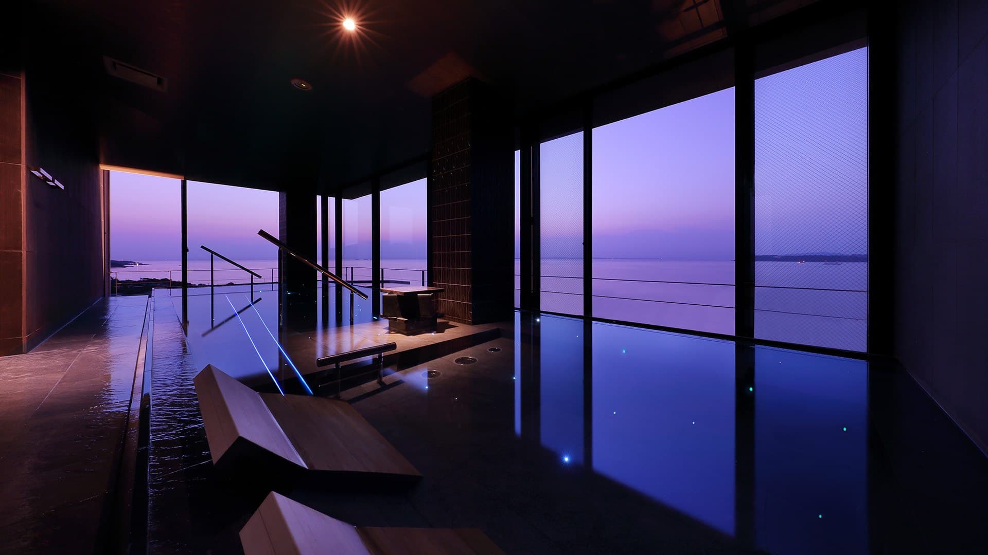 An Infinity Bath That Merges with Sky and Sea