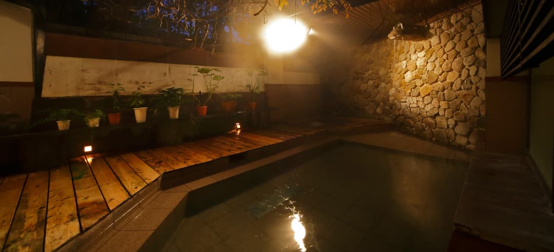 A Main Bath With Soaring Ceilings