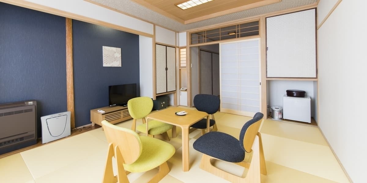 Wa-Modern Rooms: Beds Meet Tatami