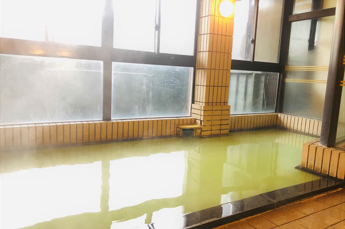산을 바라보는 5층 전망 노천탕