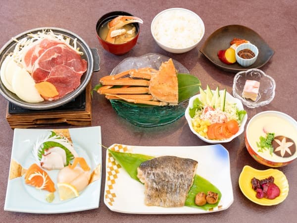 라우스 바다의 게와 회를 담은 저녁