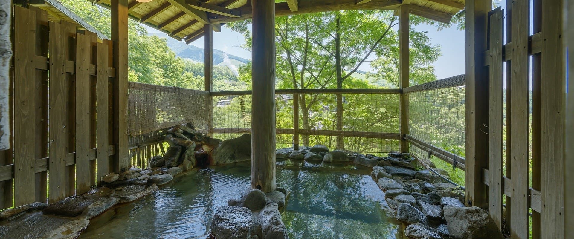 산 능선을 바라보는 전망탕