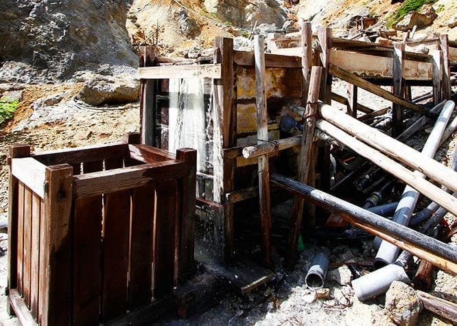 A Simple Acidic Sulfur Spring