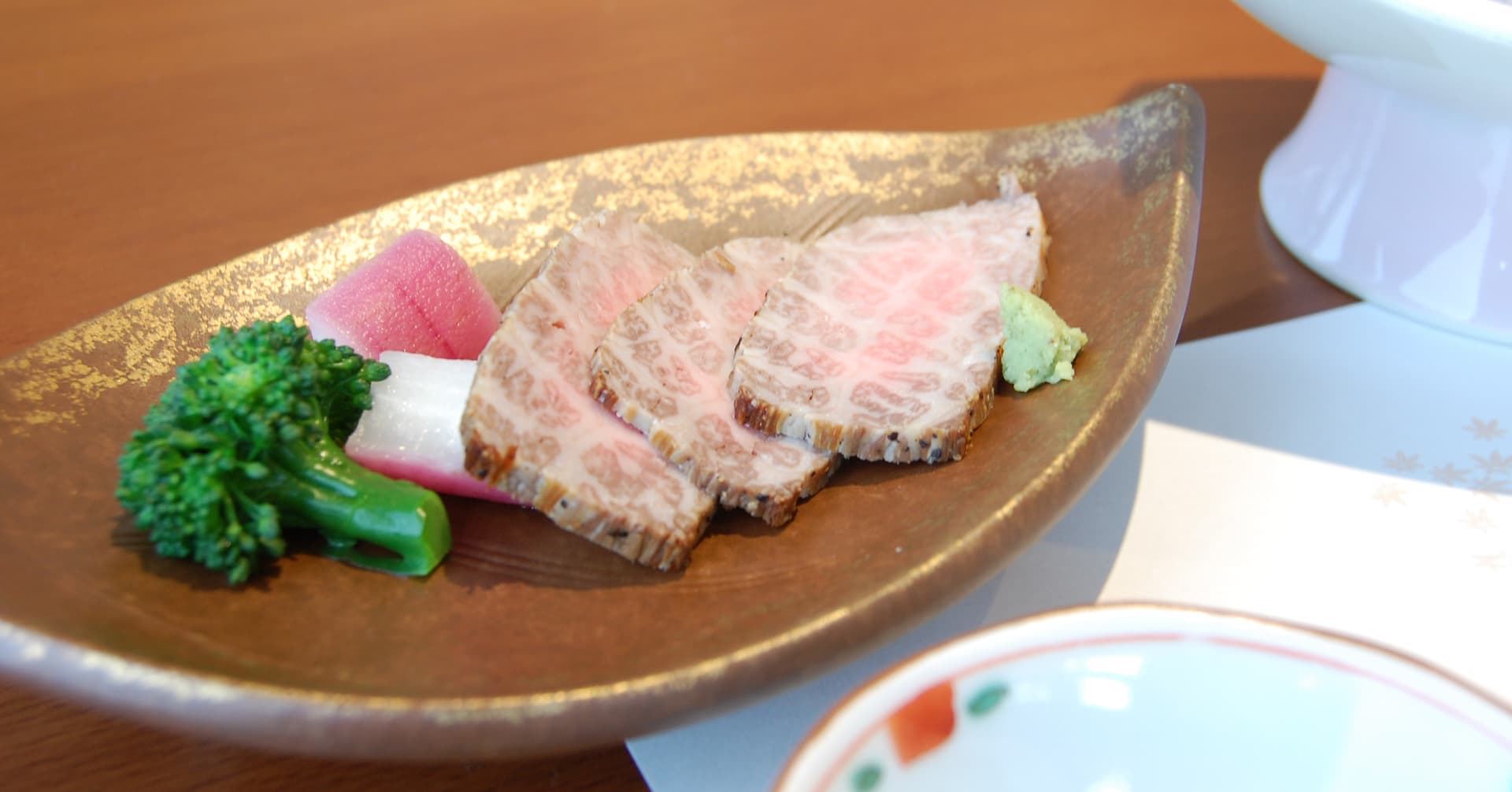아침에 갓 잡은 바다의 맛