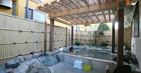 노천탕에서 즐기는 산의 바람