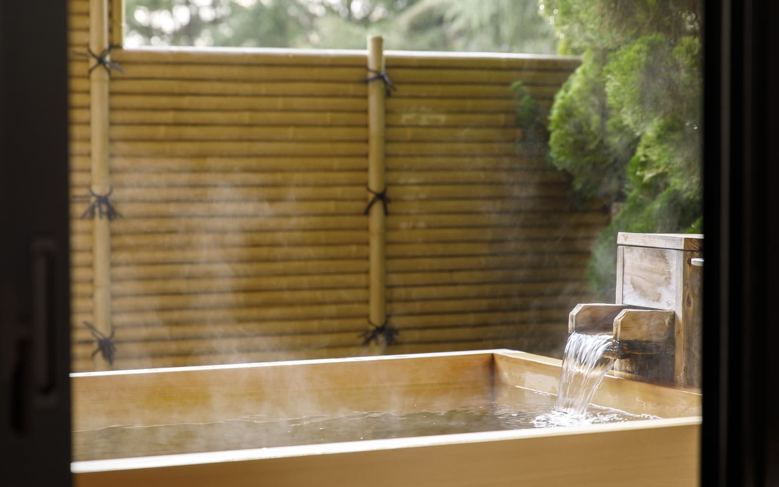 5th-Floor Open-Air Baths with Views of Mt. Hakusan