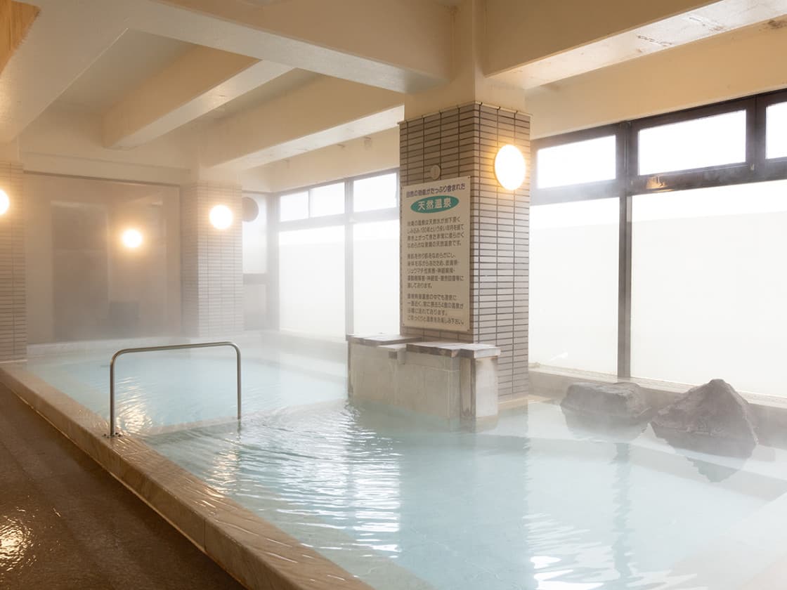 An open-air bath in the river breeze