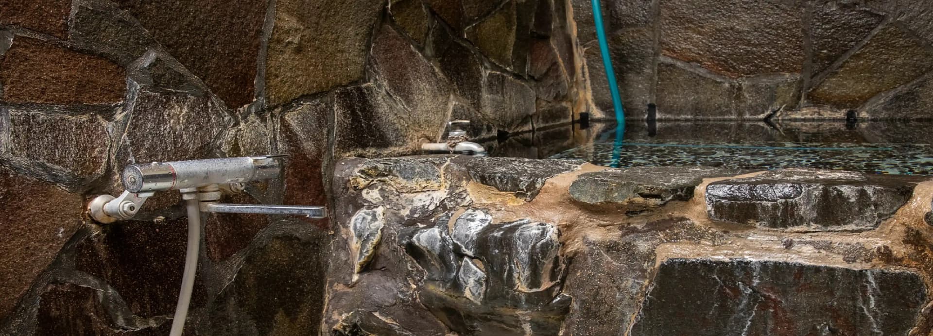 Natural hot spring, 100% flowing through