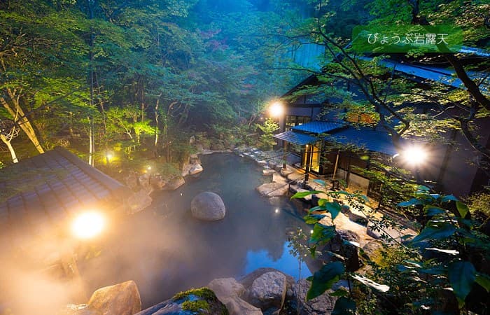 Open-Air Baths in the Trees
