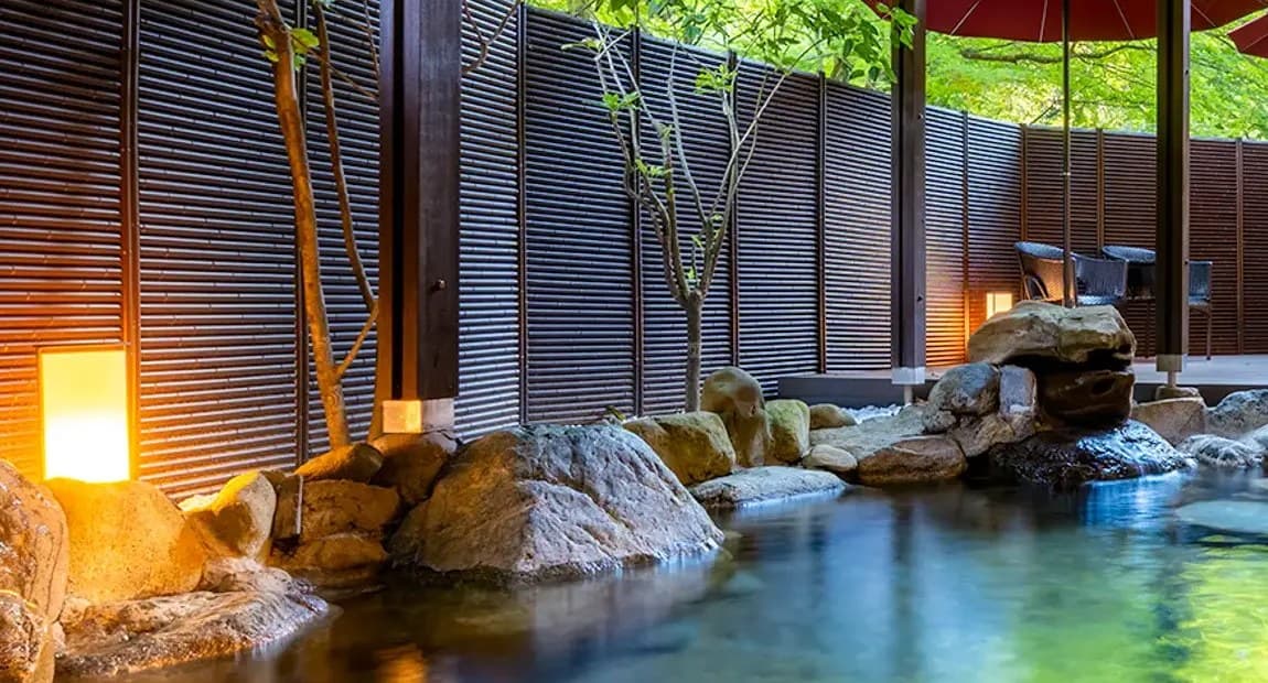 An Open-Air Bath in the Gorge