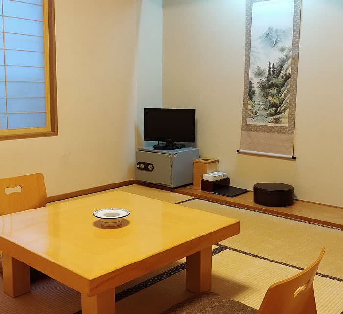 Comfortable eight-mat tatami rooms