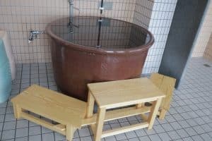 An open-air bath that holds the mountain