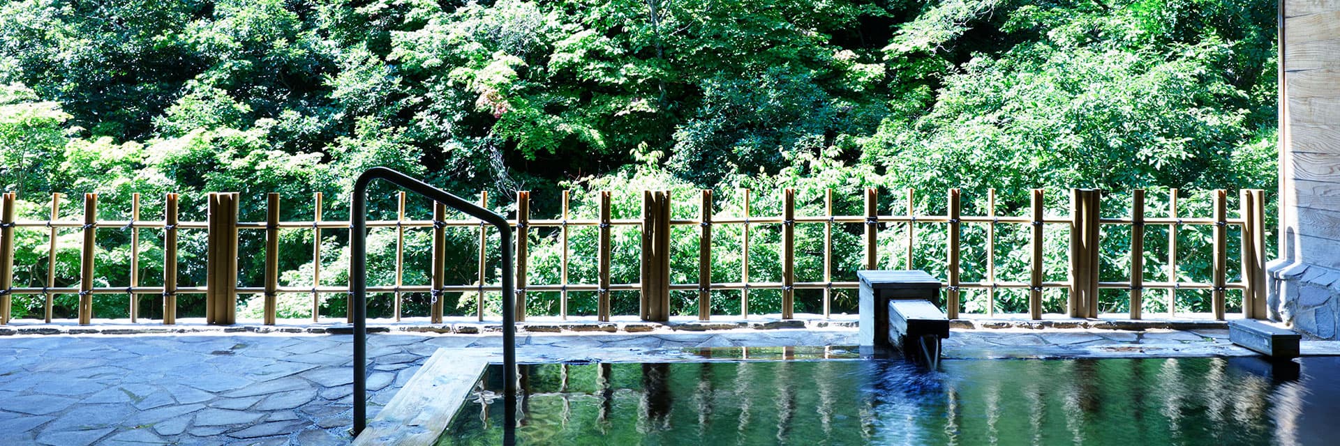 An open-air bath facing the gorge