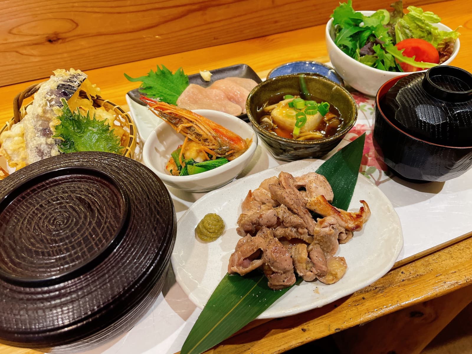 사계절 제철의 산과 강 요리