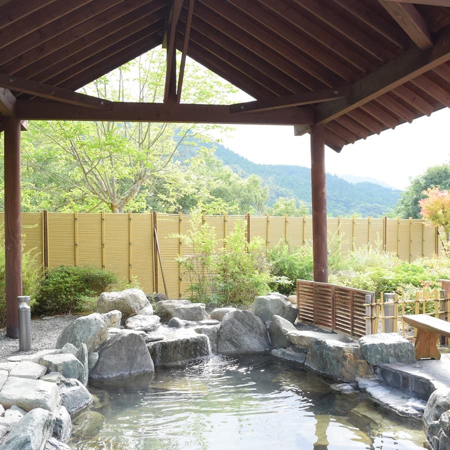 An open-air bath facing the mountains