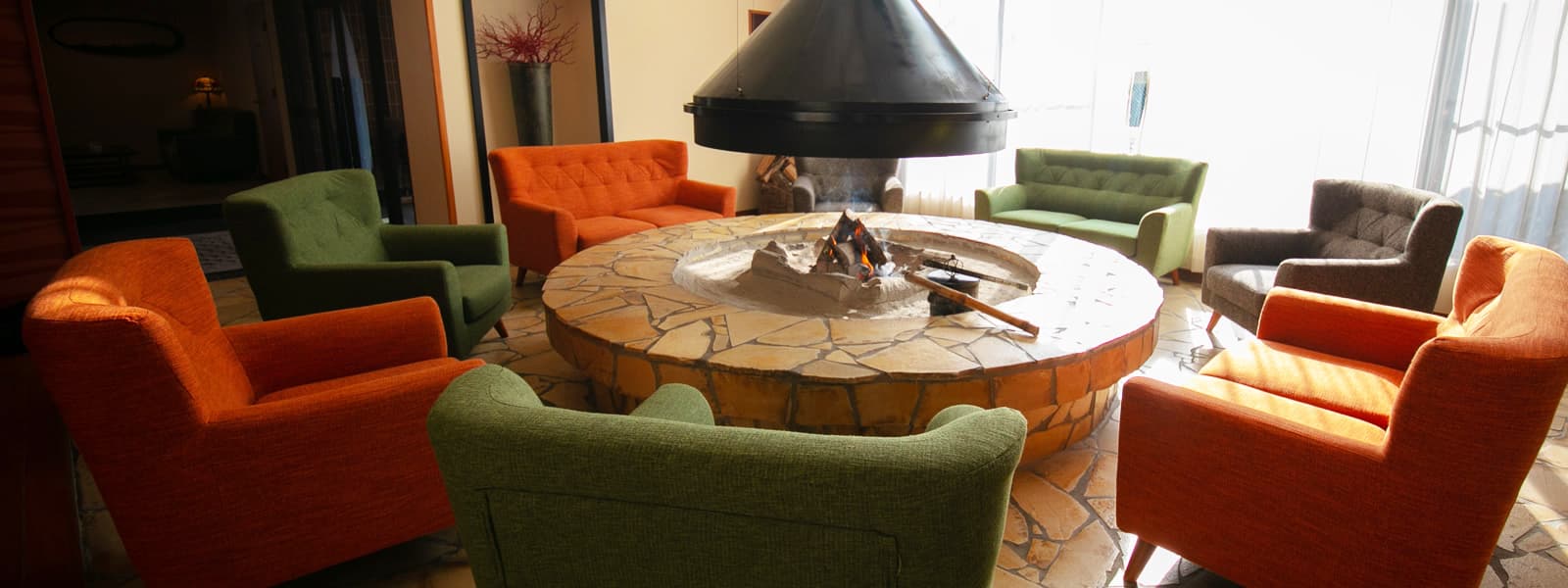 본관 라운지와 벽난로