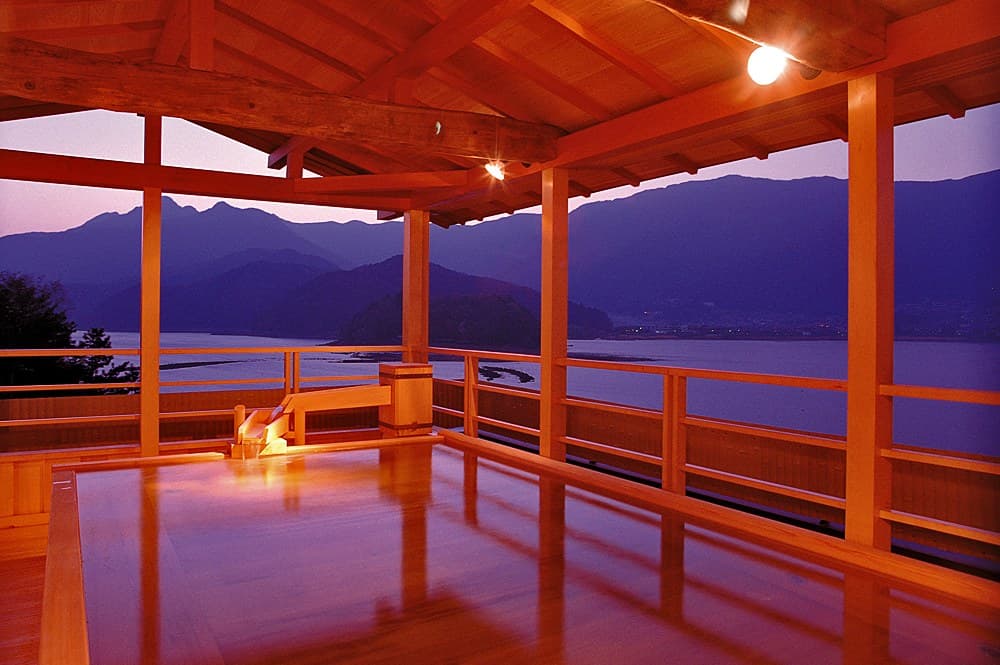 Open Air Above the Lake