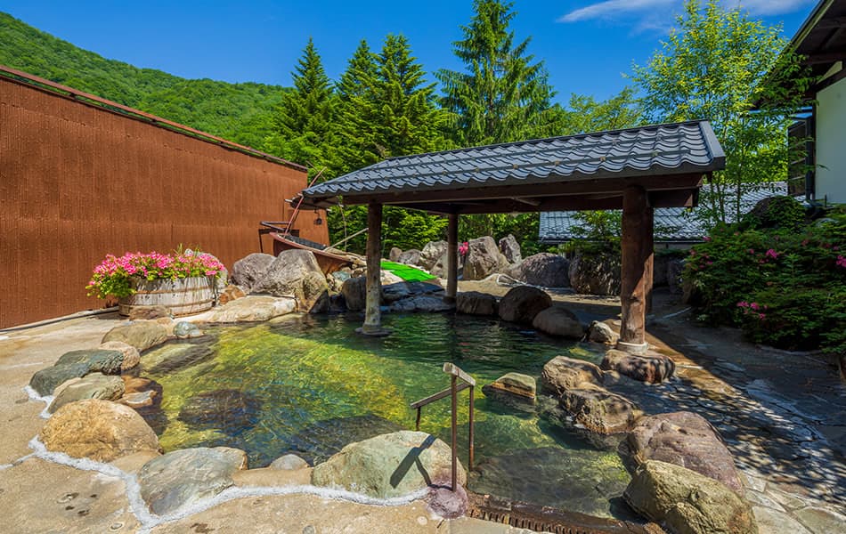 A high-ceilinged bathhouse and garden open-air bath