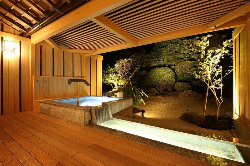 Garden rooms with open-air baths