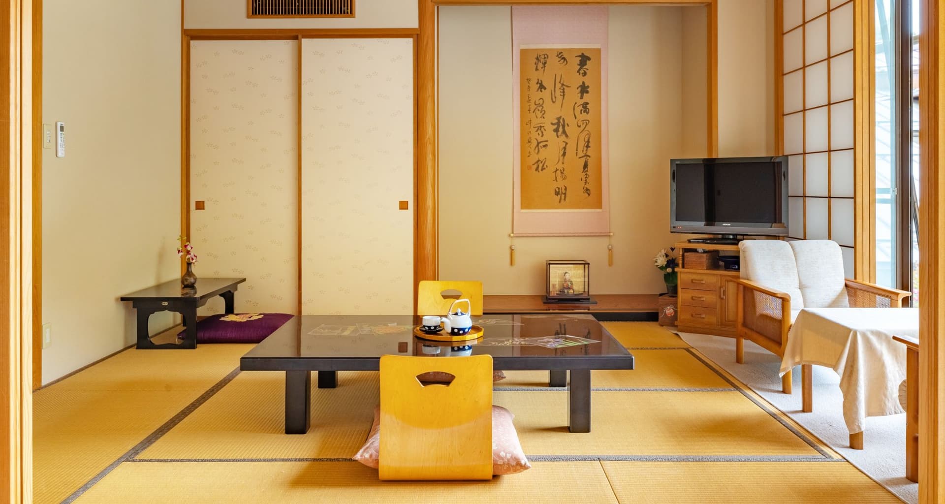 Tatami Rooms Facing the Courtyard