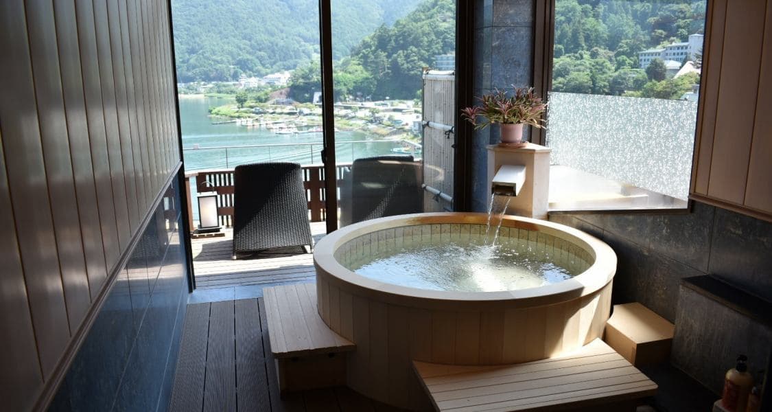 A Private Bath Near the Sky