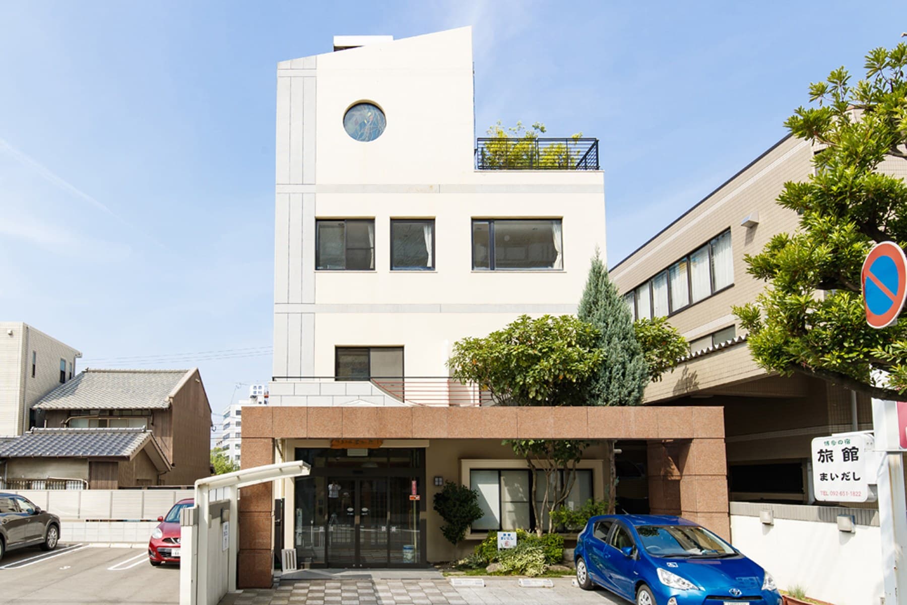 Easy reach to Tenjin, Hakata and the airport