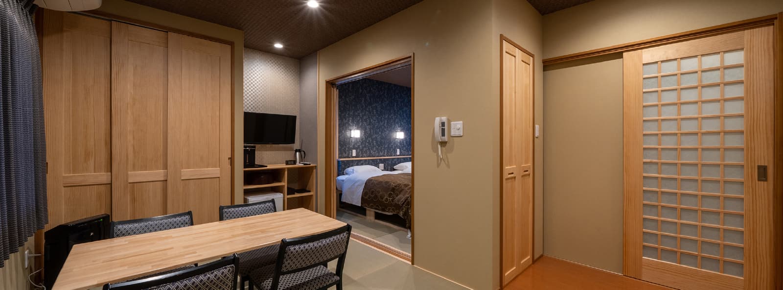 Tatami rooms facing the lake