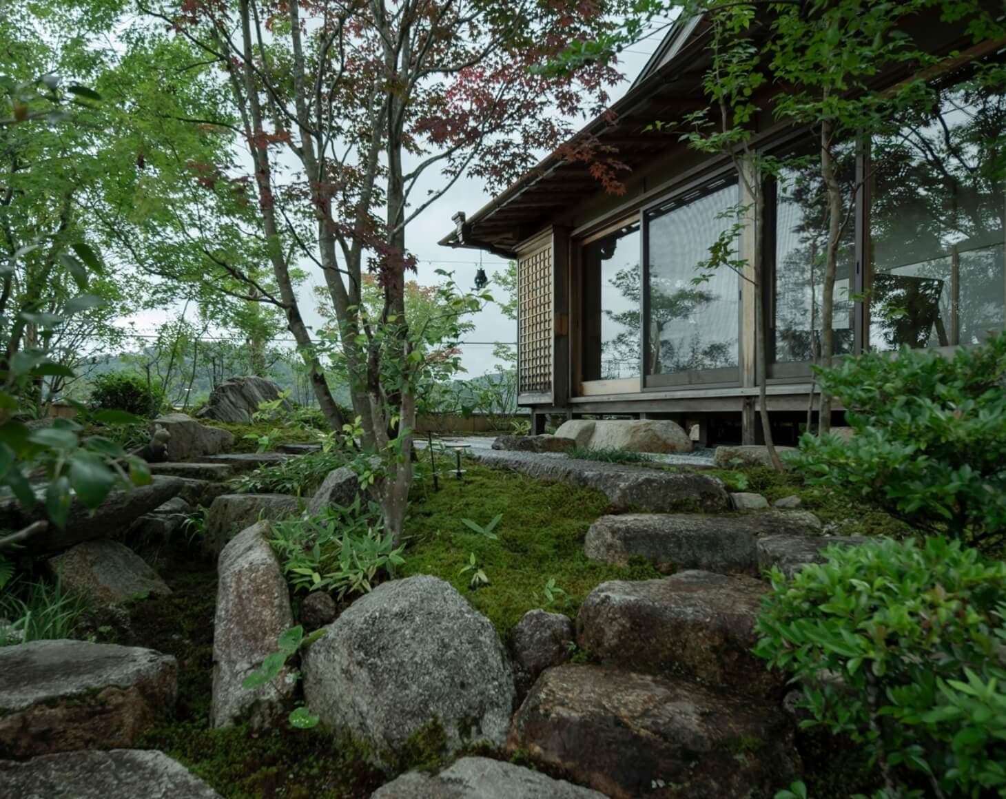 A garden bath and a kura sauna