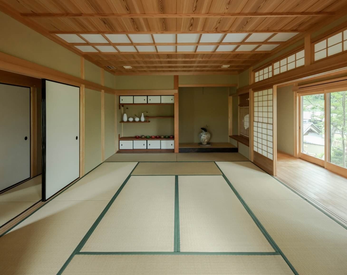 Tatami rooms under a keyaki's watch