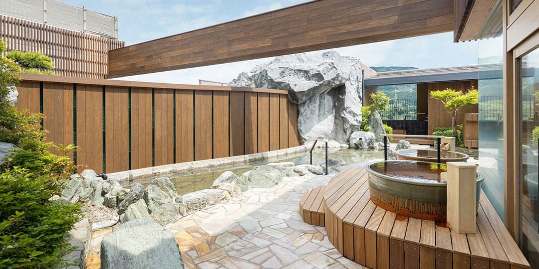 An open-air bath near the sky