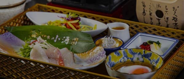 밝은 식당에서 맞는 아침