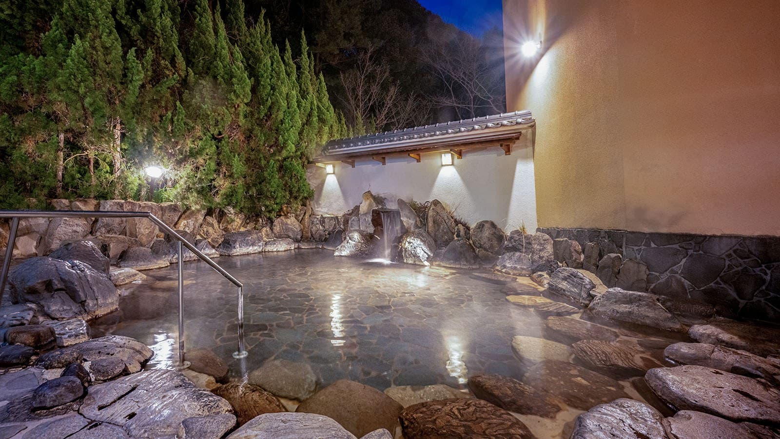 Open-Air Baths Beneath the Stars