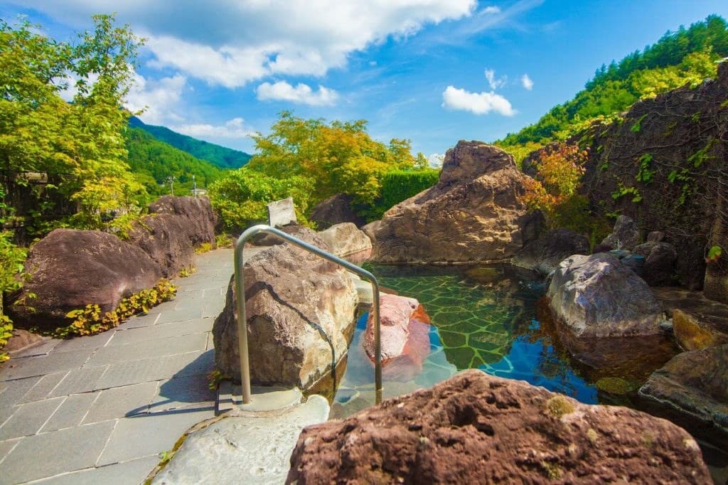 산을 바라보는 노천탕