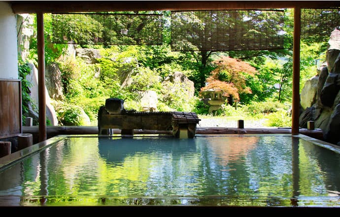A Garden Open-Air Bath Through Four Seasons