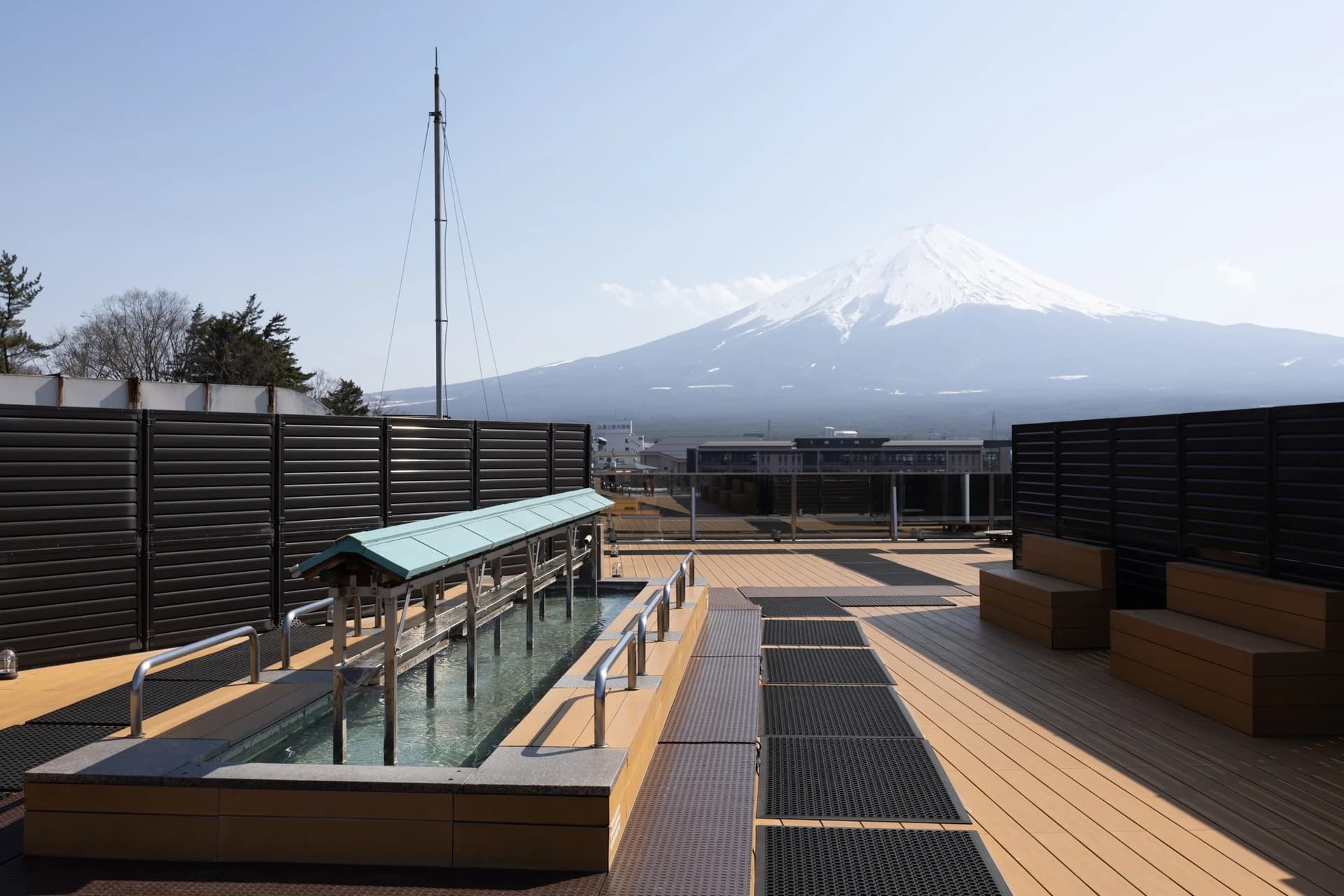 Fuji-View Private Baths and a Rooftop Foot Bath