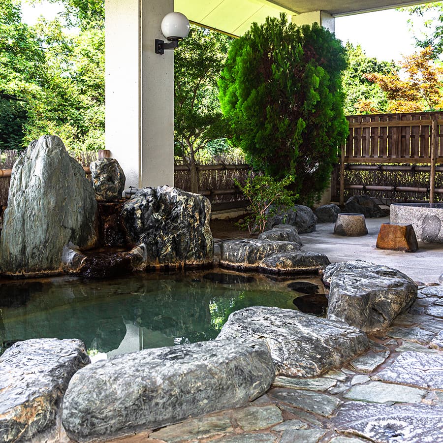 An Open-Air Bath for Every Season