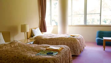 Western-Style Twin Rooms Facing the River