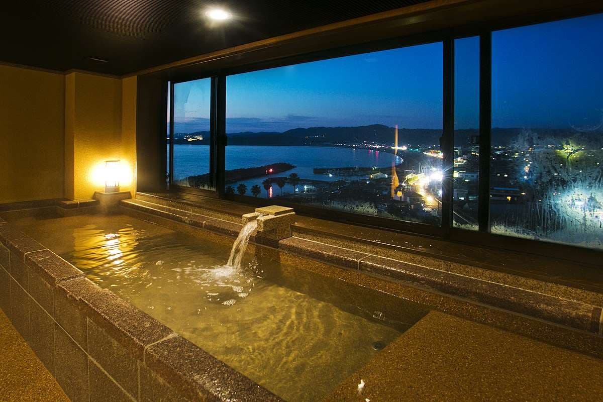 The 8th-Floor View Bath