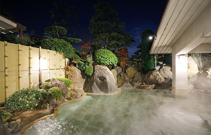 An Open-Air Bath Overlooking the Garden