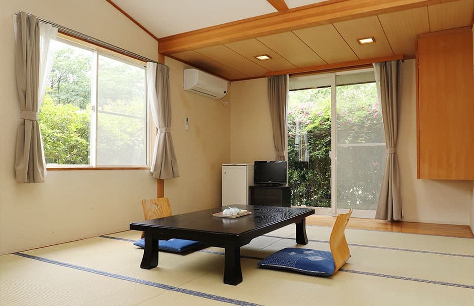 Tatami Rooms Facing the Mountains