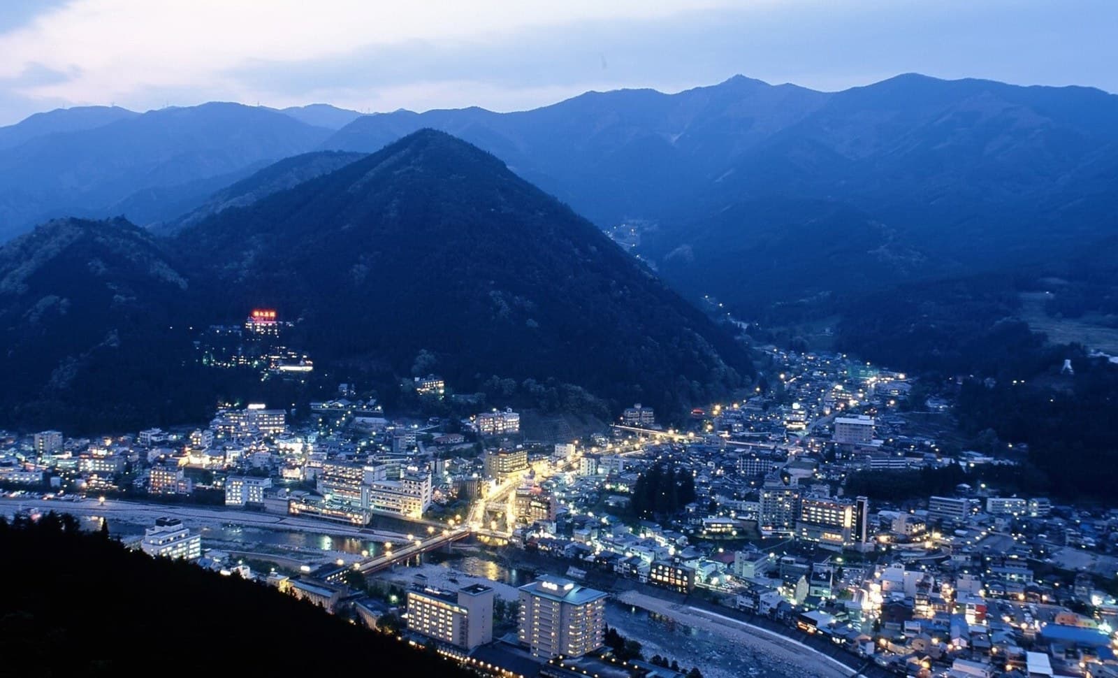게로 온천가 한복판, 편리한 접근