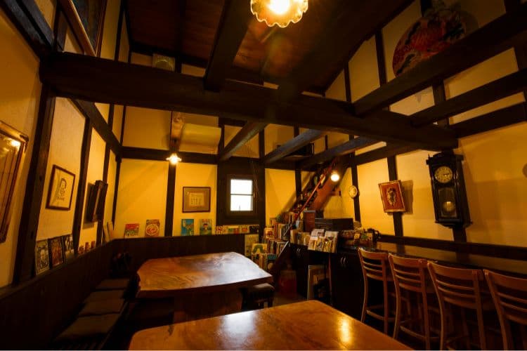A Family Bath and a Cozy Storehouse Café
