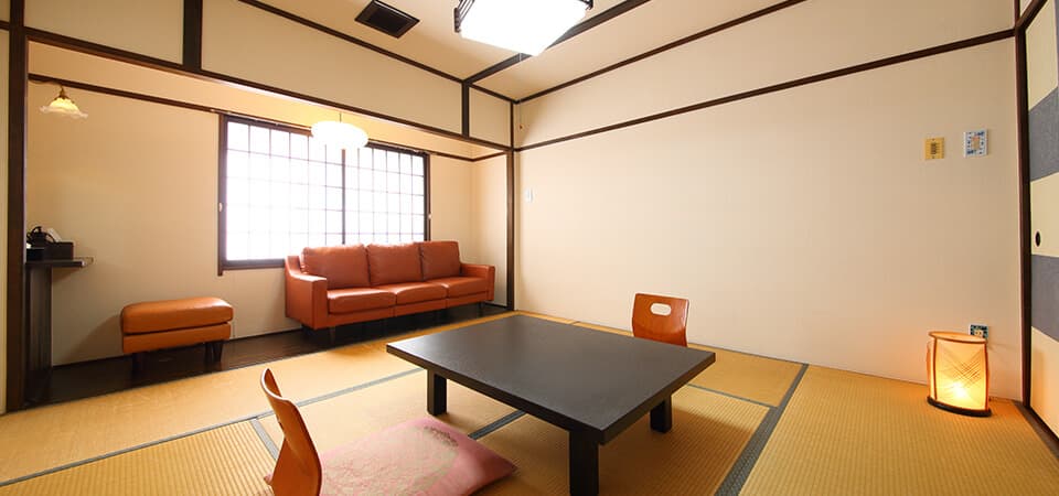 Private Comfort in Rooms with Semi-Open-Air Baths